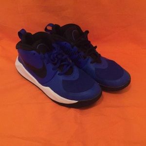 Nike team hustle basket ball shoes 5.5Y